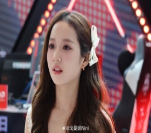 无畏契约主持人曼妮晒照：Itsagoodday