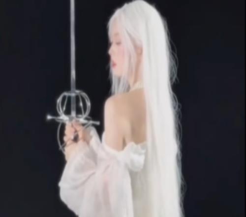 灵儿发布白发造型写真：神听不到你的祷告，我才是你唯一的救赎