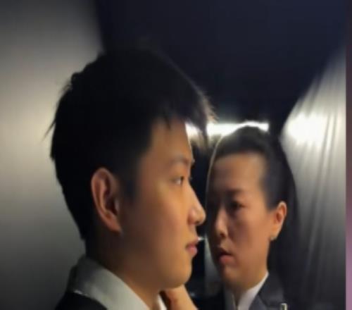 宠儿!裁判李安赛前为赵心童整理衣领,赛后为赵心童加油