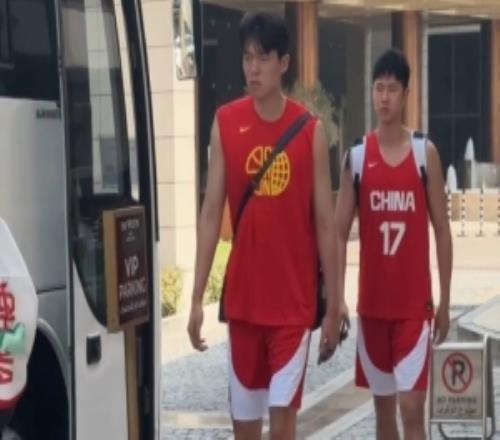 中国男篮去比赛场馆进行赛前最后一次训练