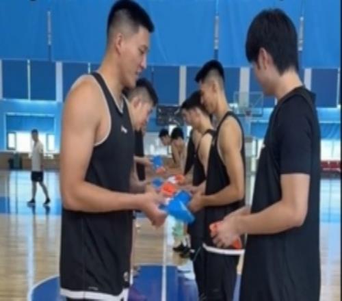 江苏男篮训练前的敏捷性热身小游戏猫捉老鼠前得看手里什么颜色