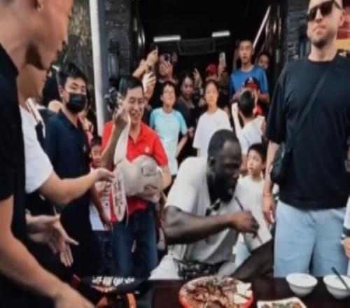 追夢：我在中國被活鵝嚇得半死黑人基因里沒有招惹活物的習慣