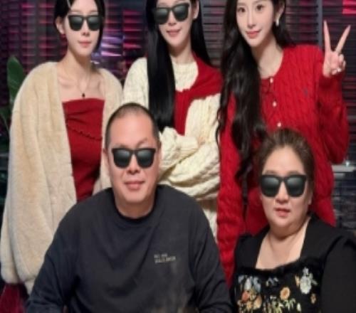 巴旦木公主晒出家人合影：今年全家福就会有五五开了