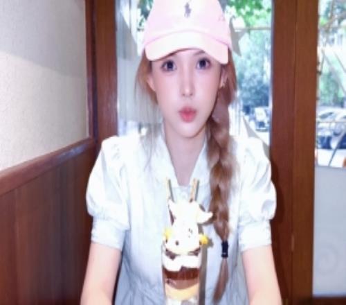 无畏契约主持人麦麦晒照：谁发明的薄巧你出来我夸夸你