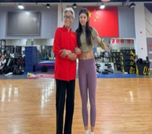 吴艳妮：今天我去送别了郑凤荣奶奶，谢谢她给我的温暖和力量