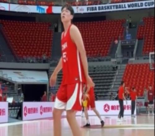 媒体人：今晚杨瀚森得多打多上场中国男篮想赢球真得靠他多带动