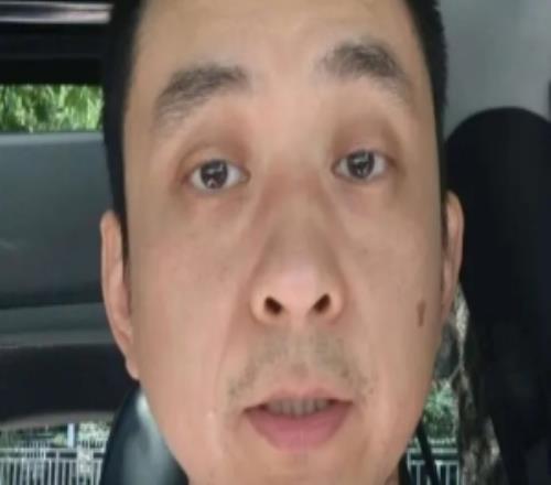 解说：李月汝护照是8月客战华盛顿时补办因公护照目前没法使用