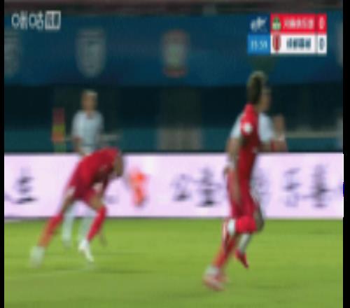 蓉城遭压制！李扬连续战术犯规染黄，纳萨里奥直接任意球稍稍高出