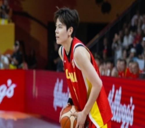 效率很高!杨舒予上半场4投3中&三分1中1得到7分3助攻