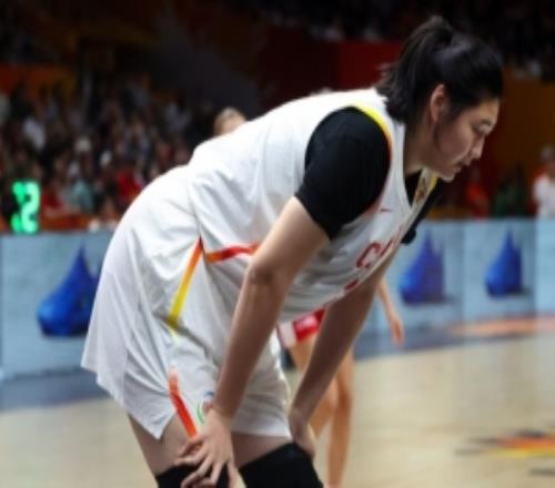 杨毅：昨天张子宇“三楼战术”走步也是因为右腿受伤蹬不上