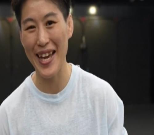 王聪将与席尔瓦争夺UFC女子蝇量级正式冠军，比赛10月3日进行