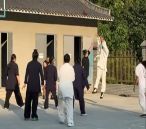 狄龙中国行在武当山和道友们打球投出一个三不沾后有人喊好传球
