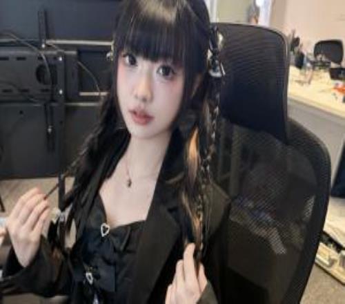青春靚麗！LPL女主持周敢敢更博曬照：季后賽殺青