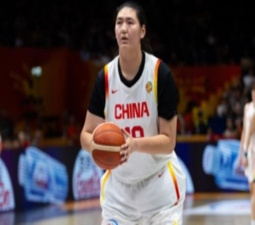 解說：女籃上半場(chǎng)發(fā)揮上佳收官上李緣拖沓張子宇弱側(cè)配置可優(yōu)化