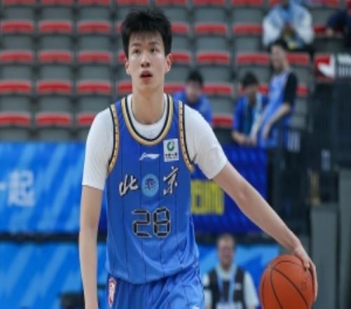 媒体人：张鹏珲今夏进步不小希望北京在常规赛多给年轻人机会