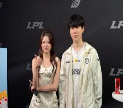 LPL女主持骆歆晒照：都！给！我！来！看！IG和LGD的生死战！