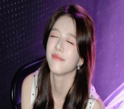 谁会不爱驼子姐LPL女主持骆歆晒照:暂且当一天波点女王