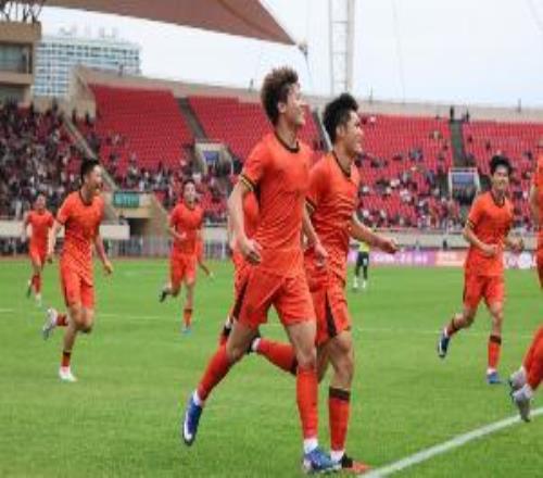 连媒：杨铭锐是英博近两年来输送的第6名国脚周挺进入国足教练组