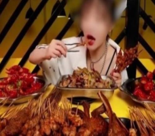 畸形暴食吃播该叫停了！24岁百万粉丝吃播博主离世