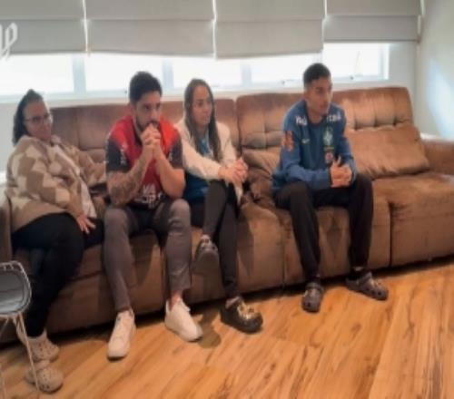 19岁阿图尔迪亚斯入选巴西队，球员与家人拥抱庆祝+喜极而泣