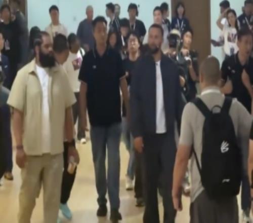 库里来到清华附中热情粉丝：LongTimeNoSee