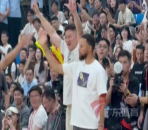 化身气氛组担当！库里前排观看粤BA比赛站起身与球员击掌互动