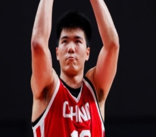 兢兢业业！焦泊乔3中2拿下6分6板1断下半场与对手冲突