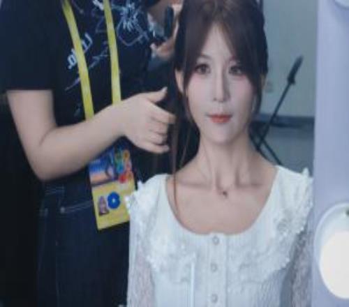 优雅美丽！LPL女解说瞳夕晒照：今天"
