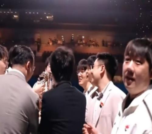 当筵意气凌九霄！AL众人捧起LPL银龙杯加冕冠军