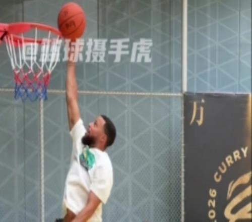 有活儿!库里投篮表演前2投打铁后及时调整最终11中8+滑翔勉扣