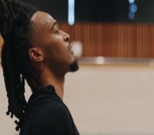 厉兵秣马！马刺官方晒队内合练集锦福克斯卡斯尔尚帕尼等亮相