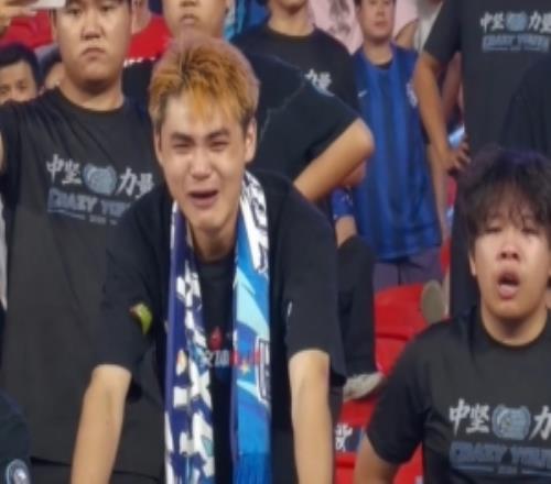 武漢三鎮11遭河南絕平賽后，三鎮球迷在看臺上傷心落淚