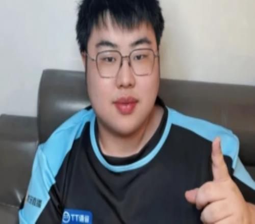 小胖成为KPL历史上第一位在两支队伍夺冠的打野FMVP选手！