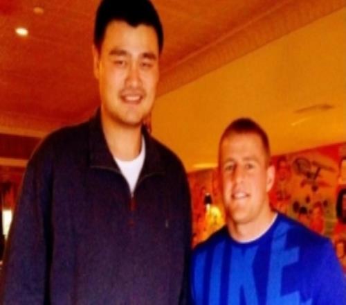 媒体人：即使是1.96米&136公斤的壮汉在姚明身边依然会像个孩子