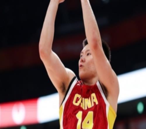 媒体人：中国男篮锋线紧张本场有望缓解李弘权、赵嘉义可以出战