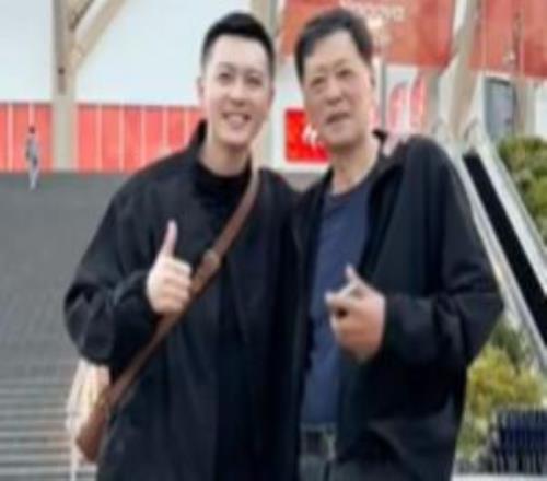 杨鸣Vlog记录男篮半决赛：带父亲到场落后30分看不下去提前离场