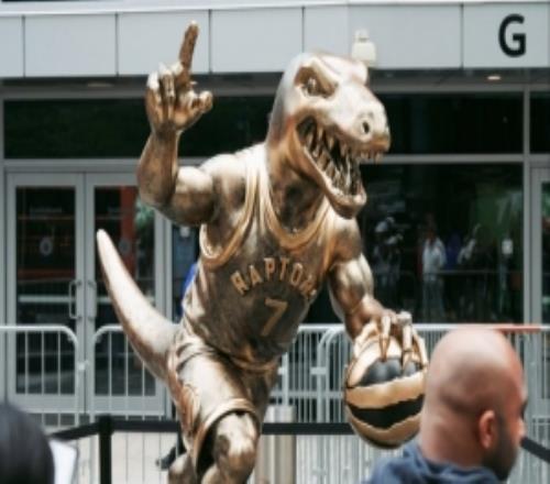 猛龙揭幕洛瑞雕像结合吉祥物设计署名“队史最伟大球员”！