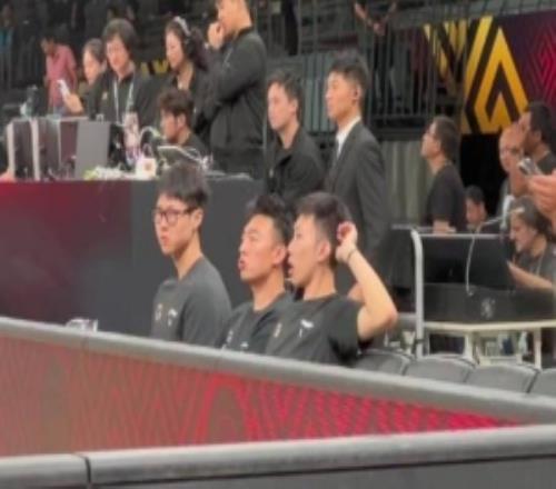 廖三宁与赵嘉义结束国家队任务回归球队观战北控洲际杯首战