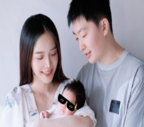 祝福管泽元社媒分享与余霜、女儿合照：家里迎来一位小领导