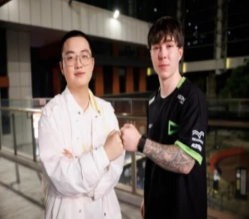 Lukxo社媒分享与ZmjjKK合照：很荣幸认识你,ZmjjKK