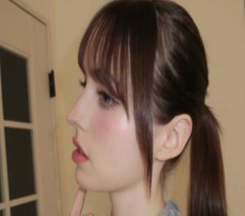生化9雪莉脸模晒白嫩美照灰色上衣遮不住的丰满