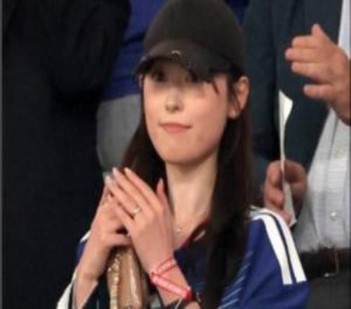 刚官宣3天！久保建英妻子福原遥佩戴婚戒现场观赛日本vs新西兰