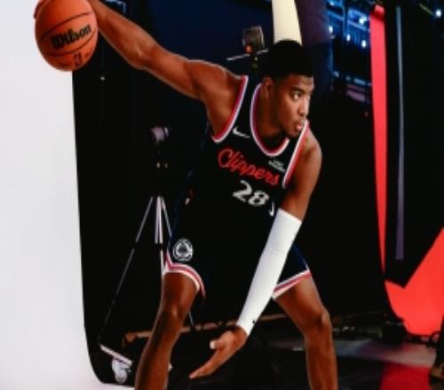 八村垒晒快船定妆照：八年级迎来个人NBA第8个赛季！