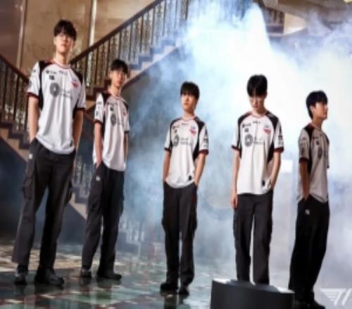 T1分享选手拍摄花絮照：没有比赛的日子防止粉丝患上“T1缺乏症”