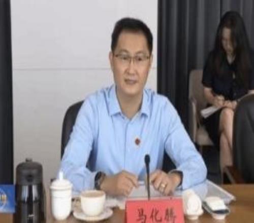 54岁马化腾罕见公开露面前往腾讯总部精神干练身材未发福
