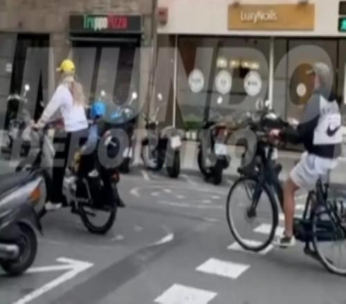 世体:德容继续缺席本轮西甲联赛,训练之余陪妻子和孩子骑自行车