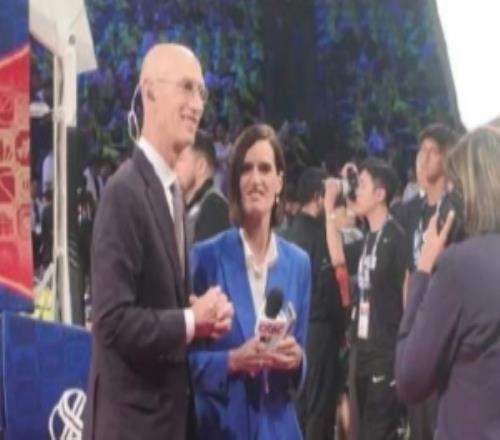 NBA总裁亚当萧华出现在NBA中国赛2026现场
