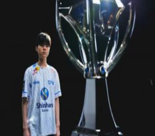 Deft韩服排位重新回到王者段位，将于11月退伍
