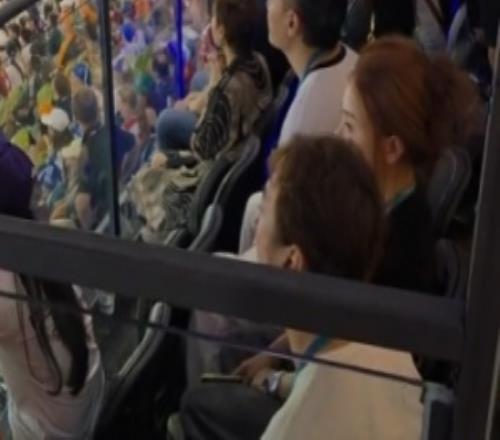 又换女友了网友晒F1新加坡大奖赛偶遇王思聪：疑似再度更换女伴