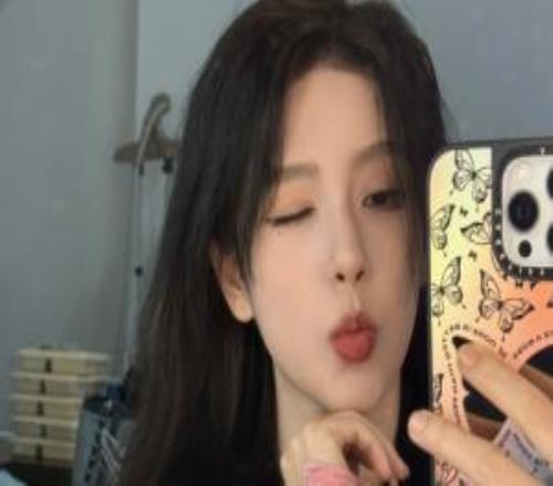 LPL女解说Rita晒照：嘿嘿！打卡德杯感觉有点帅